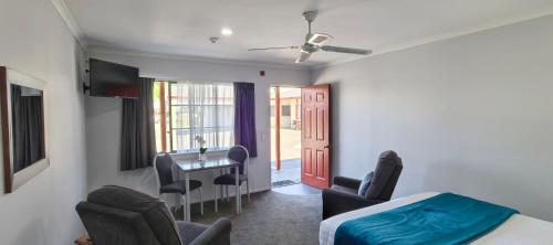 Giường trong phòng chung tại BK's Magnolia Motor Lodge