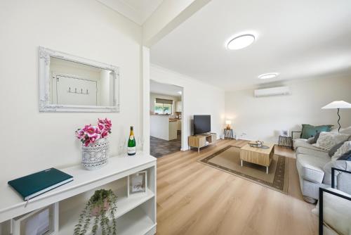 Postel nebo postele na pokoji v ubytování Bellbird Willow Hunter Escape by Nature & Winery