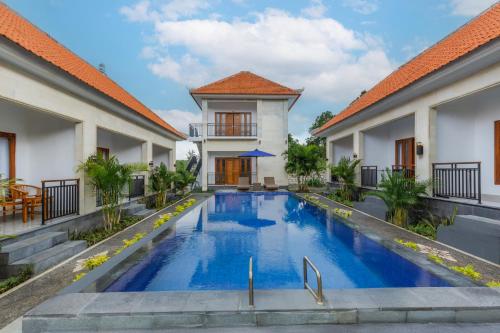 a swimming pool in the courtyard of a villa at Memela Bungalow in Nusa Penida