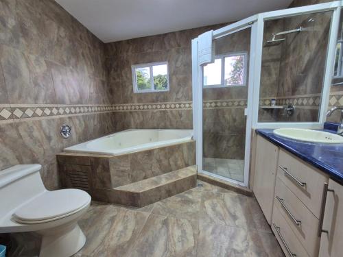 Ένα μπάνιο στο The Diamond Hotel San Benito