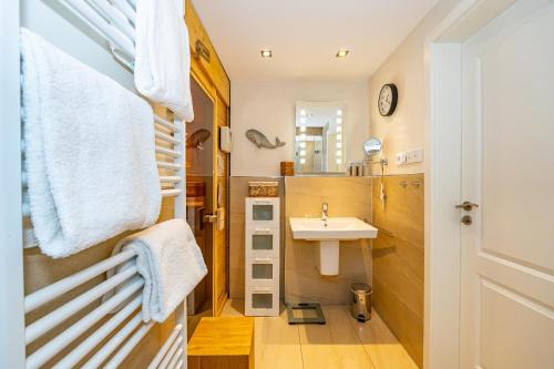 a small bathroom with a sink and a mirror at Godewind App 5 in Westerland