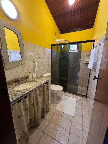 a bathroom with a toilet and a sink and a shower at Casa Paraíso do Ribeirão in Lençóis