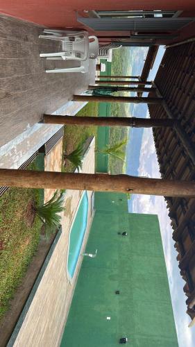 een uitzicht over een zwembad in een gebouw bij Casa vista da serra verde in Santana do Riacho