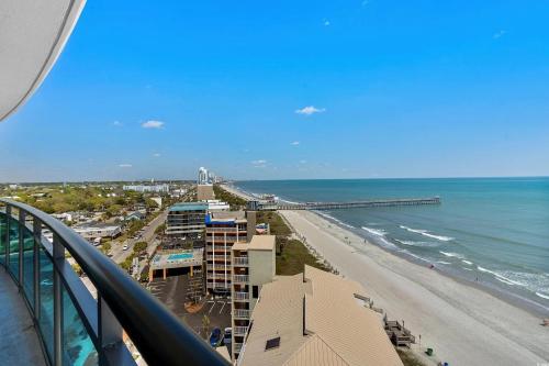 einen Balkon mit Strand- und Meerblick in der Unterkunft Glass Wrapped Around Corner Unit Unbeatable View in Myrtle Beach