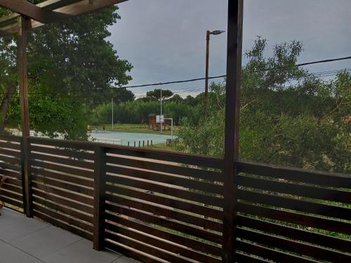 een houten hek met een basketbalveld op de achtergrond bij Isaac in Ostende