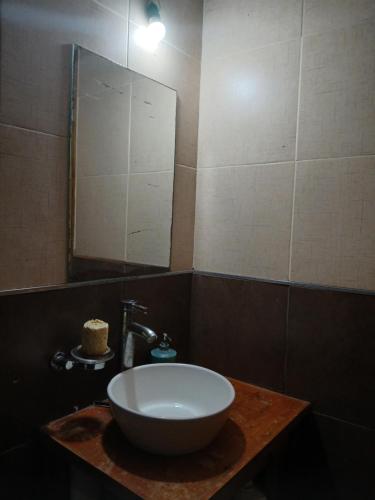 een badkamer met een wastafel en een spiegel bij Isaac in Ostende