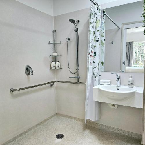 un baño con ducha y lavabo en Garden Retreat on Orr, en Shepparton