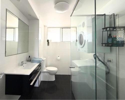 Et badeværelse på Surfers Sunrise Retreat