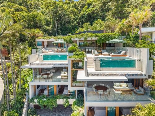 una vista aerea di una casa con piscina di Este Estate a Byron Bay