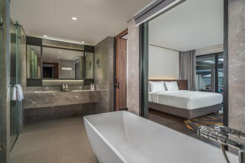 Un baño de Novotel Pontianak Convention Centre