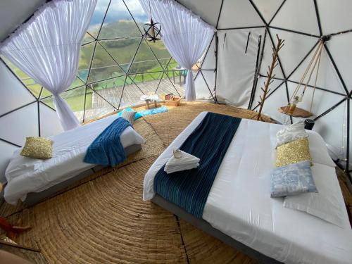 Кровать или кровати в номере Montemoral Family Glamping Naturaleza Aventura y Vista a la Montaña