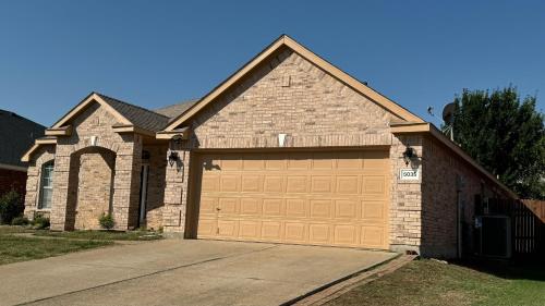 A Beautiful Home in Dallas-Fort Worth في غراند براري: منزل من الطوب كبير مع مرآب للسيارات