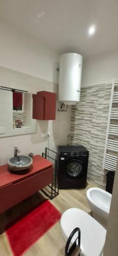 ein Badezimmer mit Waschbecken und Waschmaschine in der Unterkunft Casa Giulia in Triest