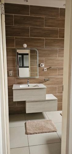 a bathroom with a sink and a mirror at La Casa Modesta in Matola