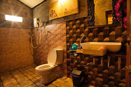 Ouychai Home stay resort في شيانغ ماي: حمام مع مرحاض ومغسلة