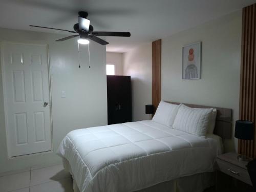 Ένα ή περισσότερα κρεβάτια σε δωμάτιο στο The Diamond Hotel San Benito