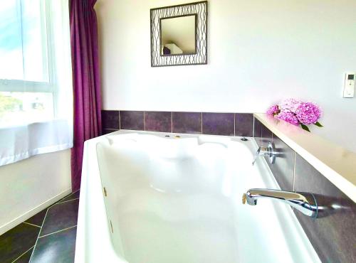 Un baño de Absolute Lake View Motel