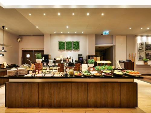 um buffet com muitos tipos diferentes de comida em Mercure Warszawa Grand em Varósvia