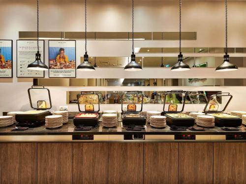 uma fila de bufê com pratos e tigelas de comida em Mercure Warszawa Grand em Varósvia