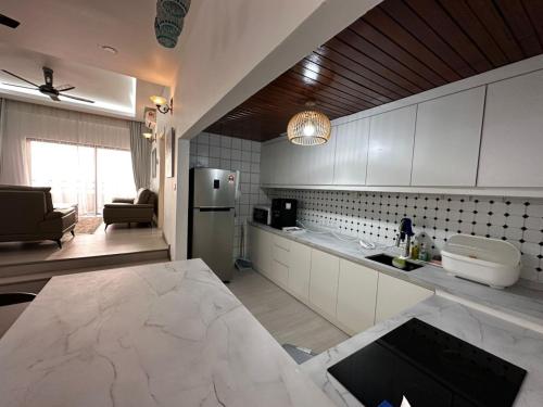 Køkken eller tekøkken på AJ's Regency Tanjung Tuan Beach Resort, Port Dickson, Malaysia - Seafront apartments