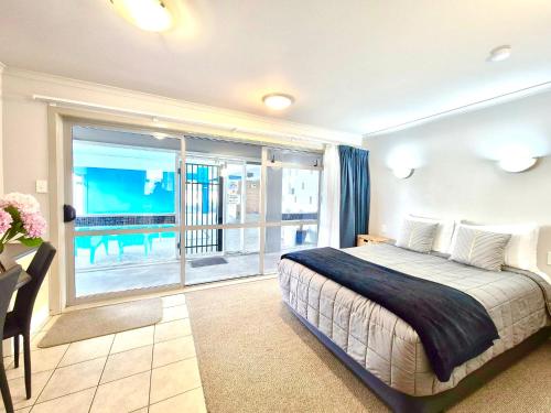 Una cama o camas en una habitación de Absolute Lake View Motel