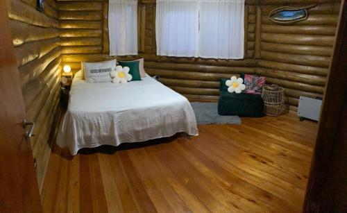 En eller flere senge i et værelse på cabaña octogonal rodeada de naturaleza