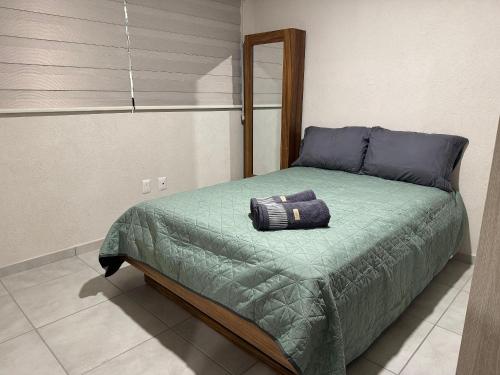 En eller flere senge i et værelse på Depto nuevo cerca de H. Civil Viejo con A/C