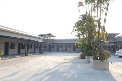 Tòa nhà nơi resort tọa lạc