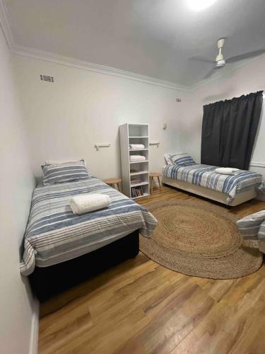 Giường trong phòng chung tại Central on Smith