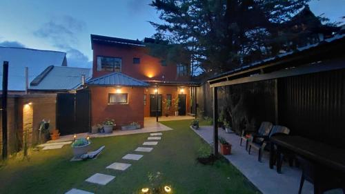 Κήπος έξω από το ARWEN Suites 2