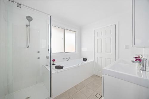 Et badeværelse på Elegant luxury on First Ave - executive penthouse