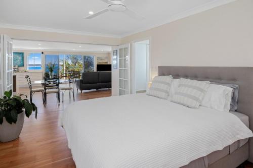 En eller flere senge i et værelse på Elegant luxury on First Ave - executive penthouse