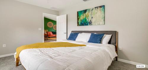 una camera da letto con un letto e un quadro sul muro di Rainbow Springs Kozy Getaway a Dunnellon