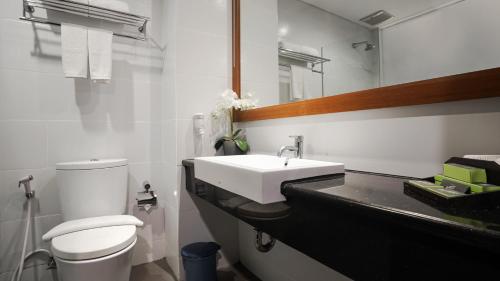 Koupelna v ubytování Grand Whiz Hotel Nusa Dua Bali