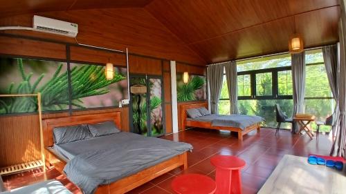 Postel nebo postele na pokoji v ubytování FB Farmstay - Vườn An Lành Bên Suối