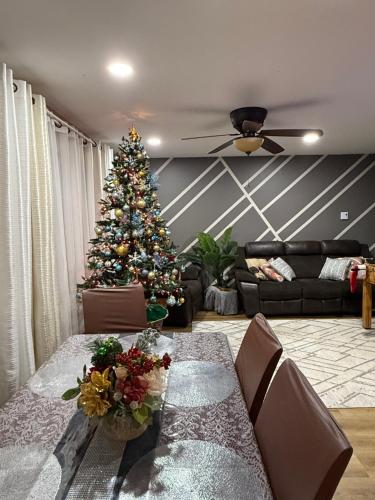 منطقة جلوس في Quiet Private House w Hot Tub/Fire pit/Games