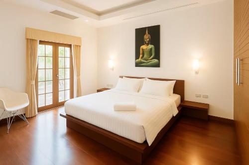 En eller flere senge i et værelse på Luxury Pool Villa Bangtao Phuket close to beach
