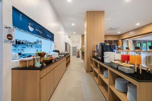 um restaurante com uma linha de buffet com comida em exposição em Kokotel Rayong Beachfront em Ban Pak Khlong Phe