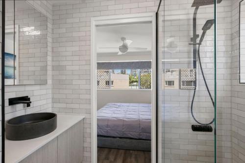 Et badeværelse på Trade Winds Unit 5, 52 Edmund St, Kings Beach