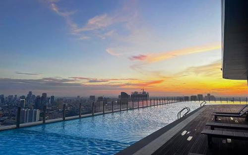 Hồ bơi trong/gần Urban Sanctuary Riva Phnom Penh