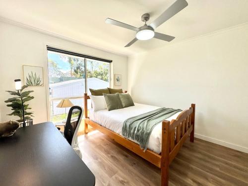 a bedroom with a bed and a ceiling fan at Studio in Belmont | Easy to City & Airport in Brisbane