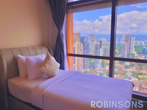 Giường trong phòng chung tại Apartments at Berjaya Times Square KL by Robinsons