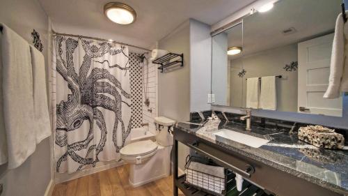 Koupelna v ubytování Beach Boardwalk Gulf View Pool TennisPickleball Beach Please by AvantStay