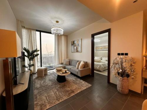 Modern 2BR Dubai Apartment Pool, Gym, Sauna
