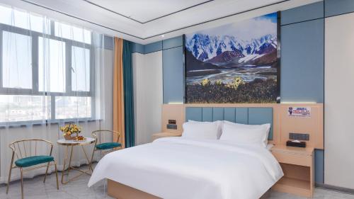 Un pat sau paturi într-o cameră la 万信至格酒店库车天山中路店