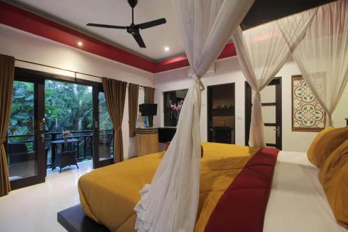 Ένα ή περισσότερα κρεβάτια σε δωμάτιο στο Tri Datu Villa