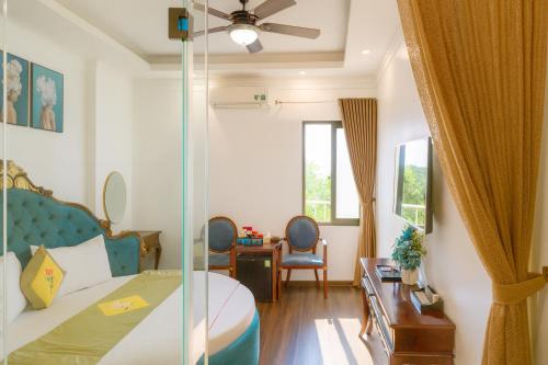 Кровать или кровати в номере Hoàng Gia Đông Anh Hotel