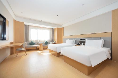 En eller flere senge i et værelse på JI Hotel Suzhou Amusement Park