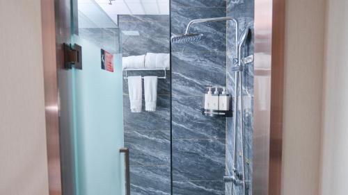 O baie la 万信至格酒店库车天山中路店