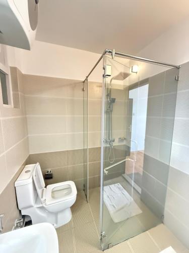 a bathroom with a toilet and a shower at Nomentano Blue -Luxury Apartments- in Nuwara Eliya